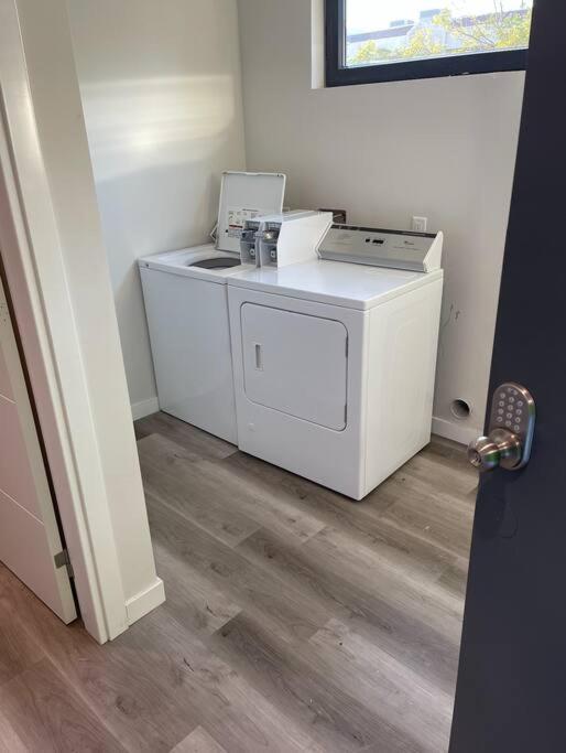 Comfy Studio With Cali King Size Mattress San Diego Bagian luar foto